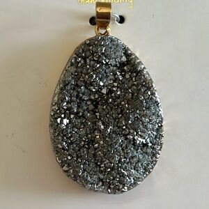 NWT Chunky Geode Gold tone Pendant ✨